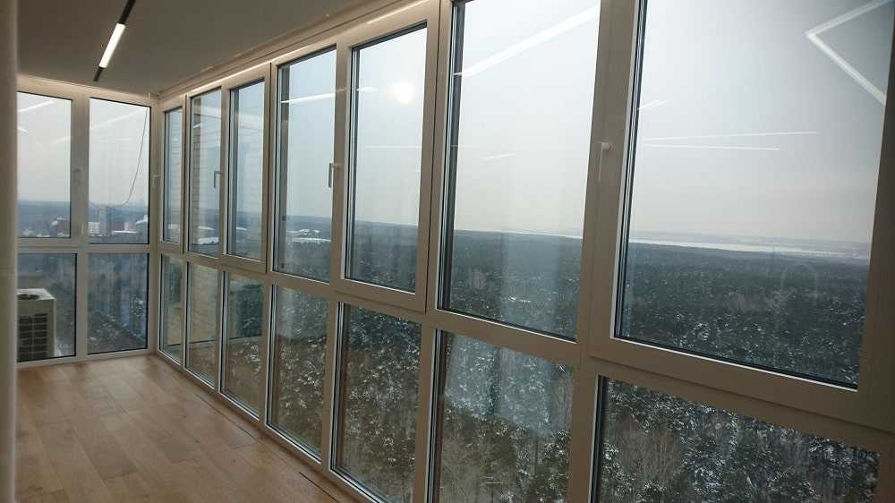 Как красиво оформить балкон с панорамным остеклением