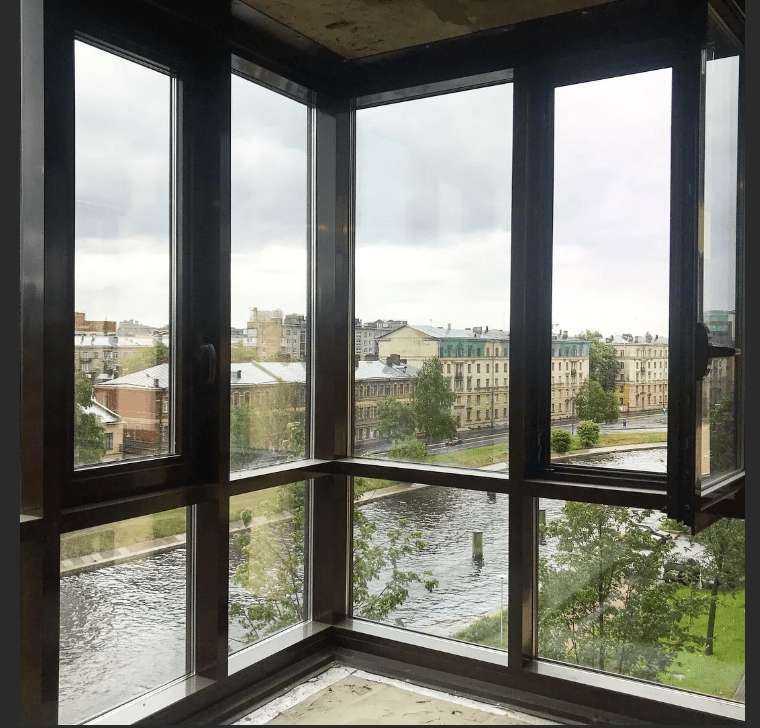 Панорамное остекление балкона: плюсы и минусы окон в пол