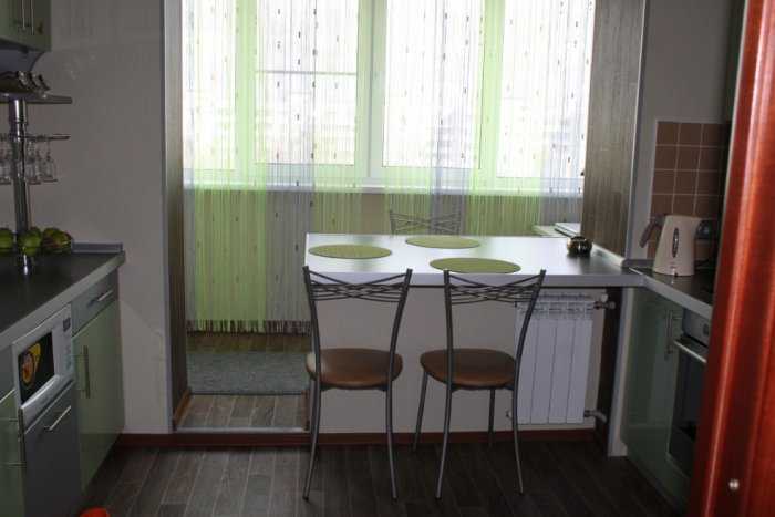 Кухня с выходом на балкон: варианты оформления балкона и продления основной кухни (90+фото)