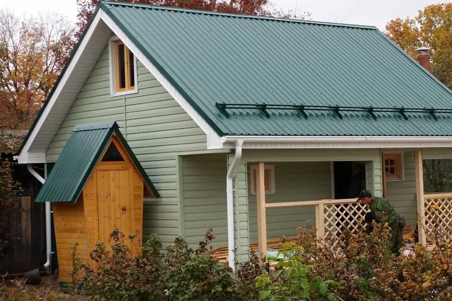 100 вариантов: частные дома с зеленой крышей на фото