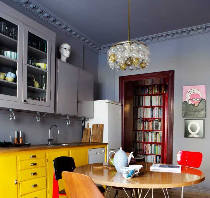 Дизайн потолка на кухне, виды: глянцевый, натяжной, варианты отделки навесного потолка 
 - 49 фото