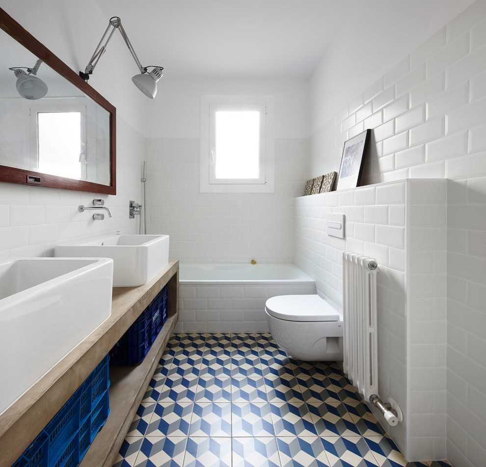 Дизайн узкой ванной комнаты. Белая ванная в скандинавском стиле. Плитка в ванную в скандинавском стиле. Санузел в скандинавском стиле. Туалетная комната в скандинавском стиле.