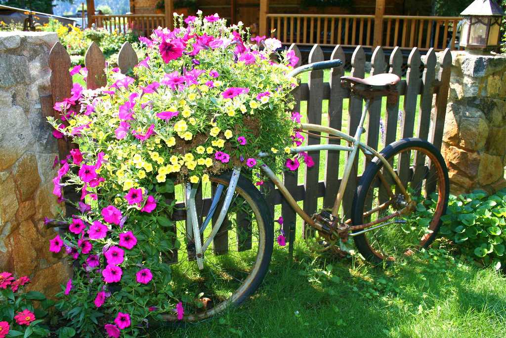 Декоративный заборчик для клумб и сада из подручных материалов на даче
 - 21 фото