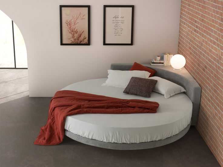 Круглая кровать в дизайне современной и классической спальни на фото. О минусах (цены и размеры) и приятных плюсах: сравнительно недорогое преображение спальни.