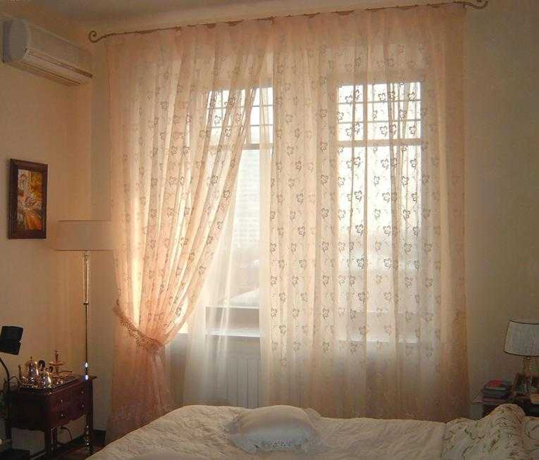 Занавески в спальню — современные варианты дизайна и примеры по сочетанию в интерьере (150 фото)