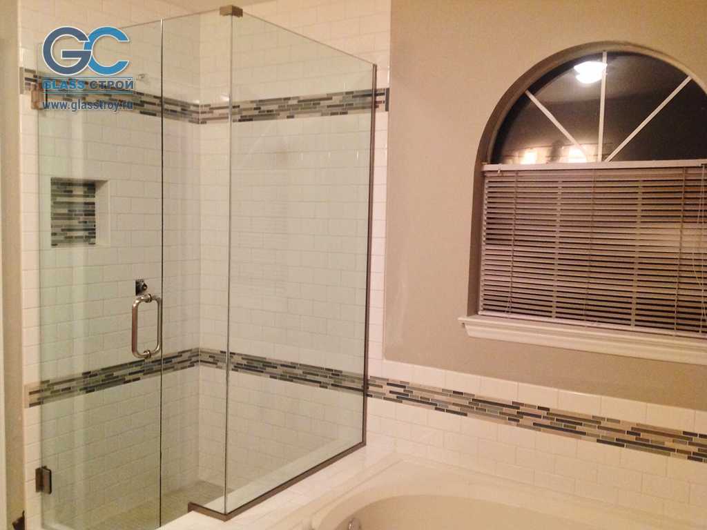 Современный стиль ванной комнаты – это обилие воздуха и пространства, душевые ограждения из стекла без поддона идеально соответствуют модному направлению. Остаются в прошлом сложнейшие конструкции с громоздкими купелями и массивными стенками. Им на смену