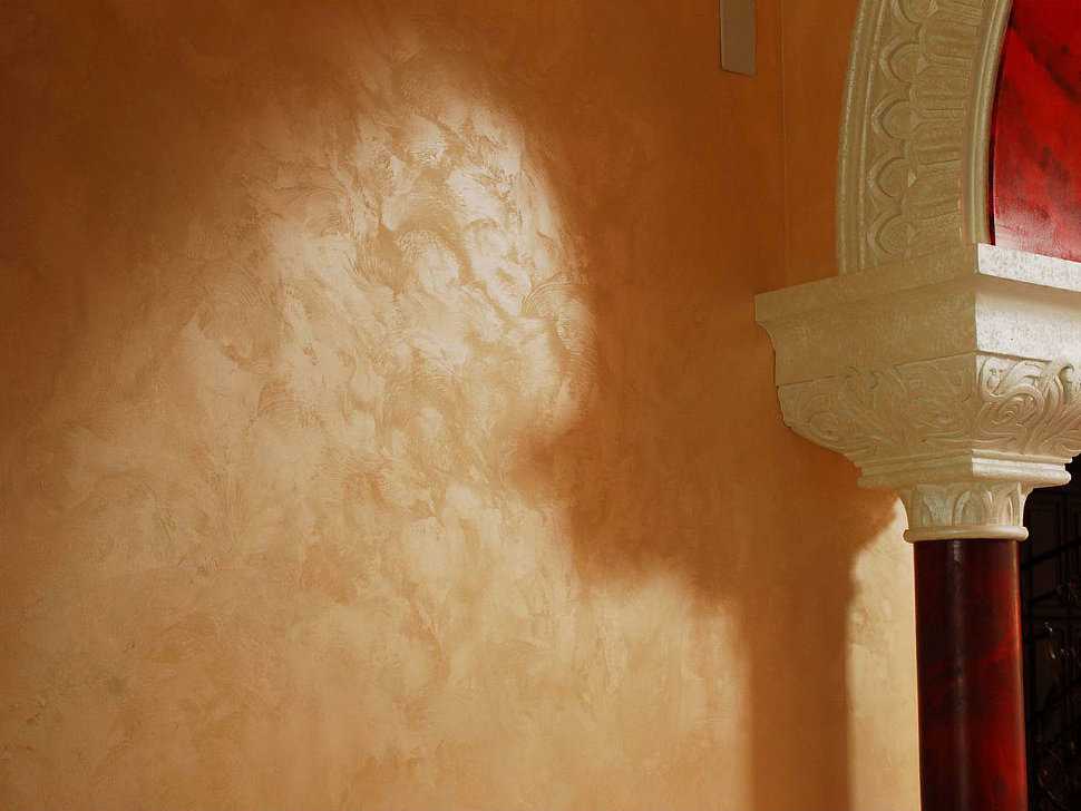 Виды декоративной краски для стен с эффектом шелка