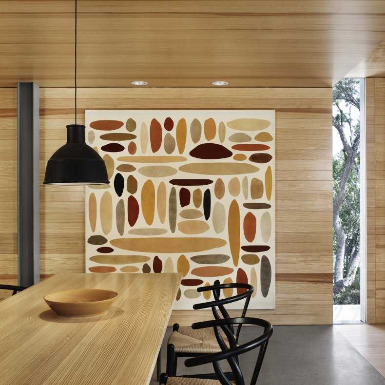 Отделка стен деревом, амбарная доска в интерьере внутри дома в современном стиле и декоративная обшивка гостиной брусками

 - 29 фото