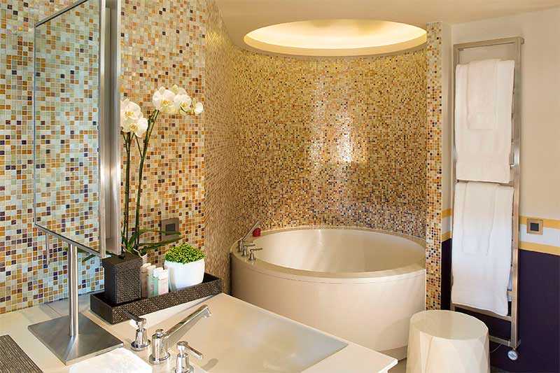Белая мозаика в ванной: фото, дизайн интерьера современных и классических ванных комнат; белая, черно-белая плитка мозаика в санузле; способы укладки (2019)