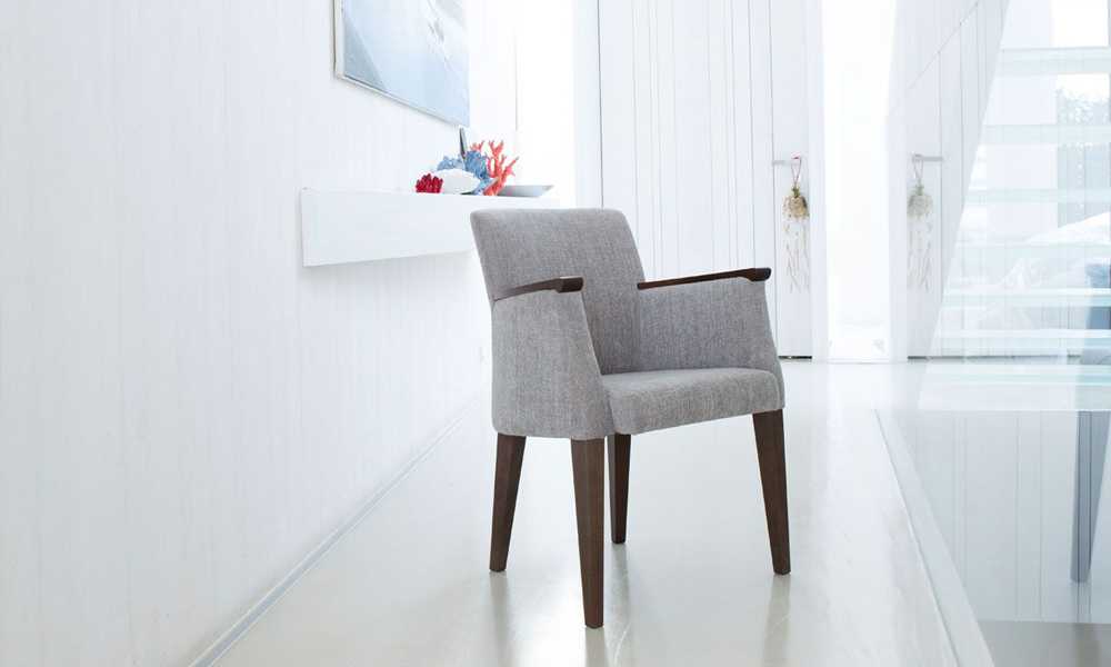 Как выбрать деревянный стул с подлокотниками?