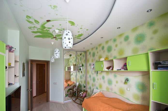 Вариантов и способов того, как можно оформить потолки в детской комнате, очень много. Можно просто покрасить потолок, а можно оклеить обоями или гипсокартоном, можно использовать натяжные конструкции или создать многоуровневую поверхность с оригинальной с