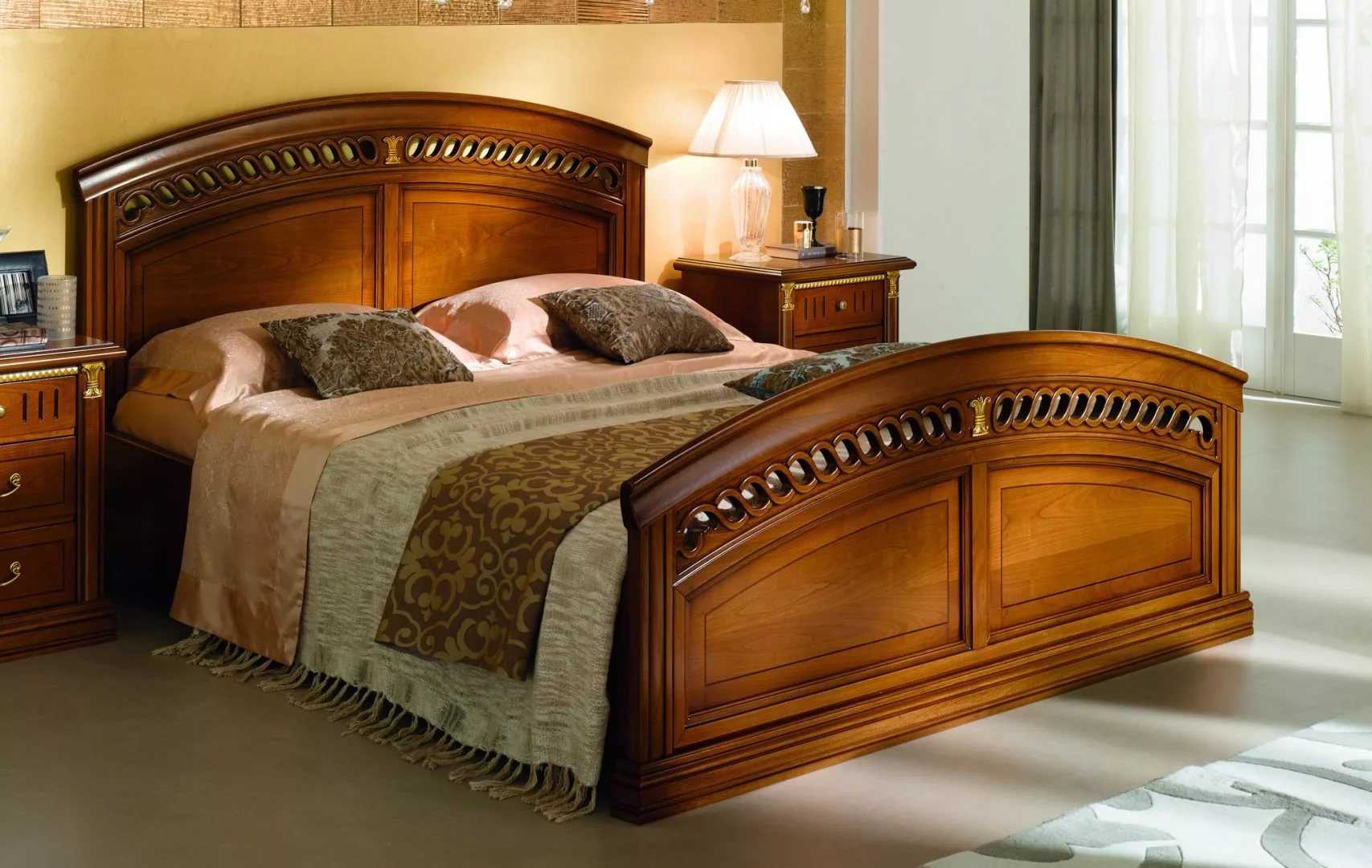 кровать из массива дерева италия