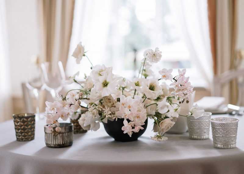 Как оформить свадьбу цветами?
