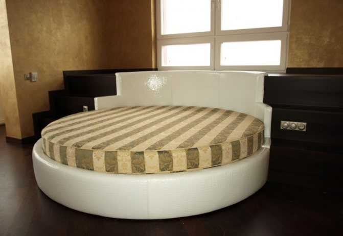 Кровать в спальню - советы как применить в стильном дизайне (85 фото)
