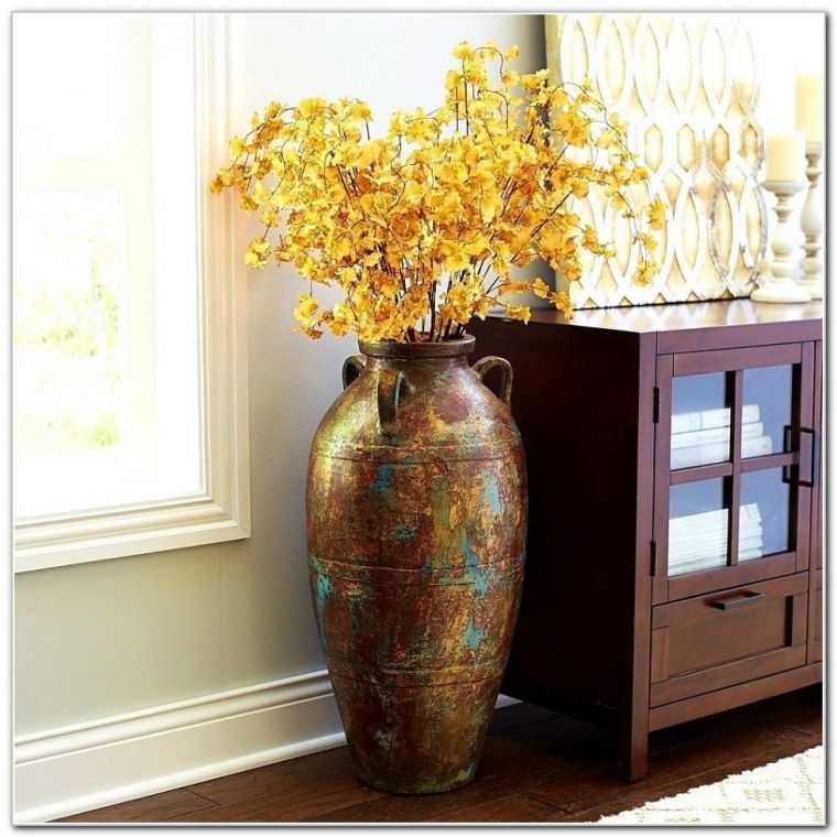 Большие вазы в интерьере – не только элемент декора, но и способ зонировать пространство. Читайте далее о роли напольных ваз в современных интерьерах (2021)