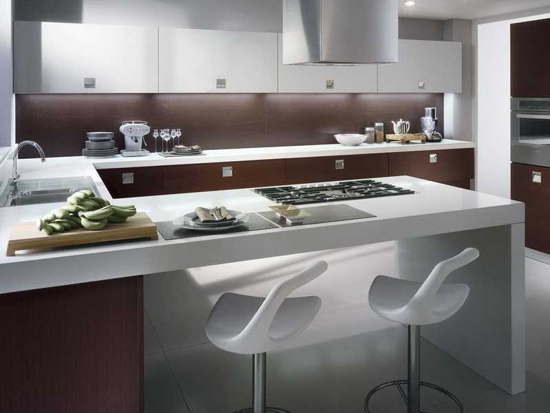 Кухня в стиле модерн: фото, дизайн и интерьер современной кухни в стиле модерн; особенности подбора мебели и цвета - белые и черные фасады; угловая кухня.