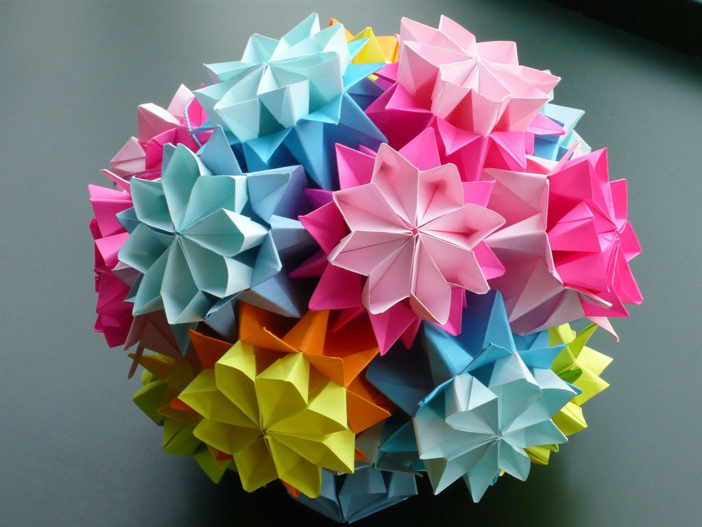 Оригами шар. Цветок Kusudama. Цветочный шар Kusudama. Елочные игрушки кусудамы из бумаги. Модульное оригами Kusudama.