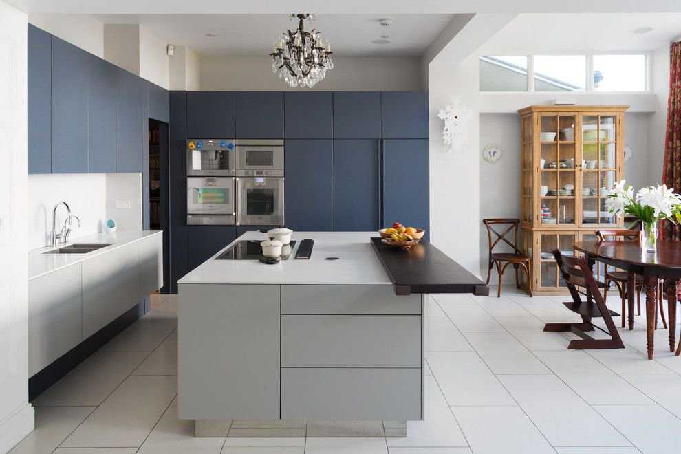 Кухня в стиле модерн: фото, дизайн и интерьер современной кухни в стиле модерн; особенности подбора мебели и цвета - белые и черные фасады; угловая кухня.
