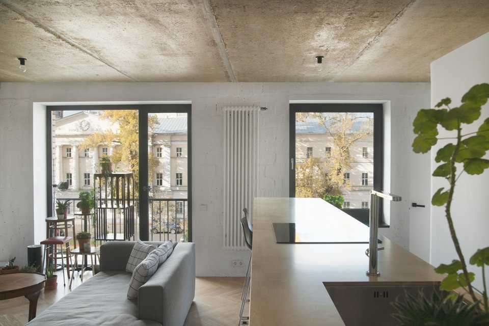 Лучшие идеи интерьера с бетонным потолком: 49 фото