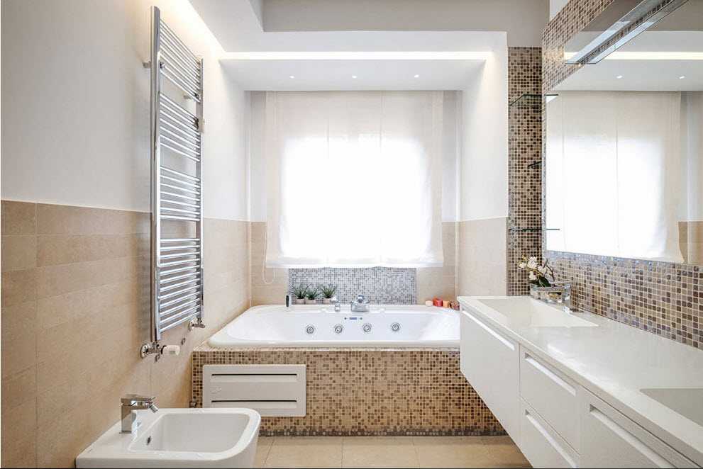 Мозаика в ванной комнате – то, что может полностью преобразить нейтральный интерьер. Вы можете превратить свою ванную в трибьют Мондриану с помощью стеклянной цветной мозаики, а можете воспроизвести античный стиль с помощью колотого «морского стекла» или