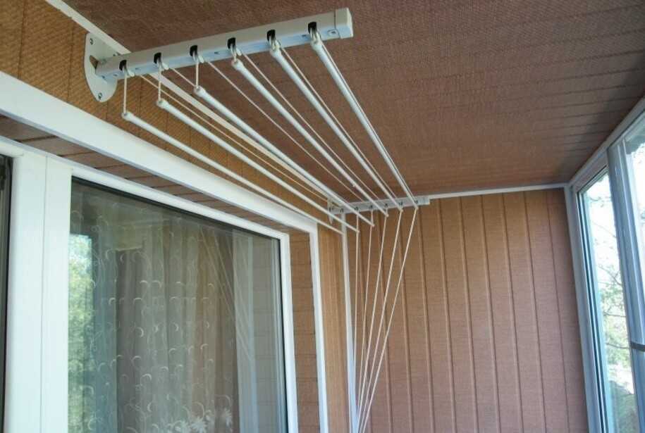 Бельевая сушилка – оптимальное решение для каждого дома, а если квадратные метры поджимают, можно поставить ее на балкон, и проблема решена.
